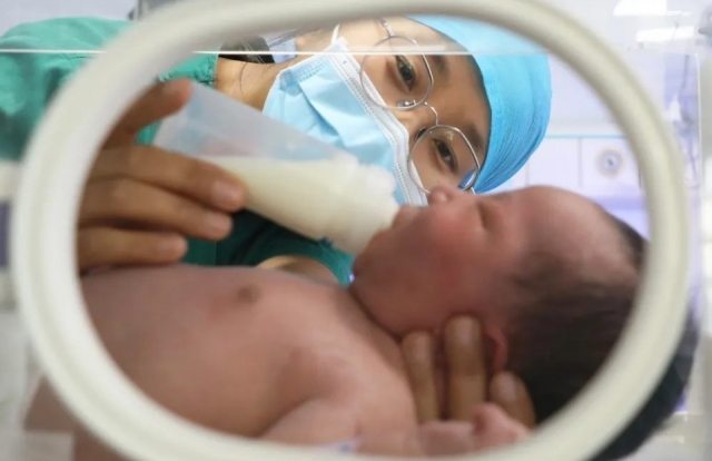 Tỷ lệ sinh Trung Quốc rơi xuống mức thấp nhất lịch sử