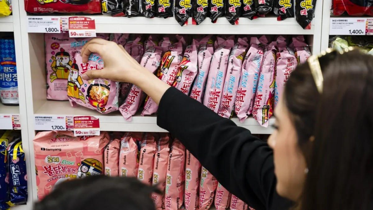 Mì cay phô mai, Buldak và “cơn sốt” K-Food: Vì sao thế giới mê đồ ăn Hàn Quốc?