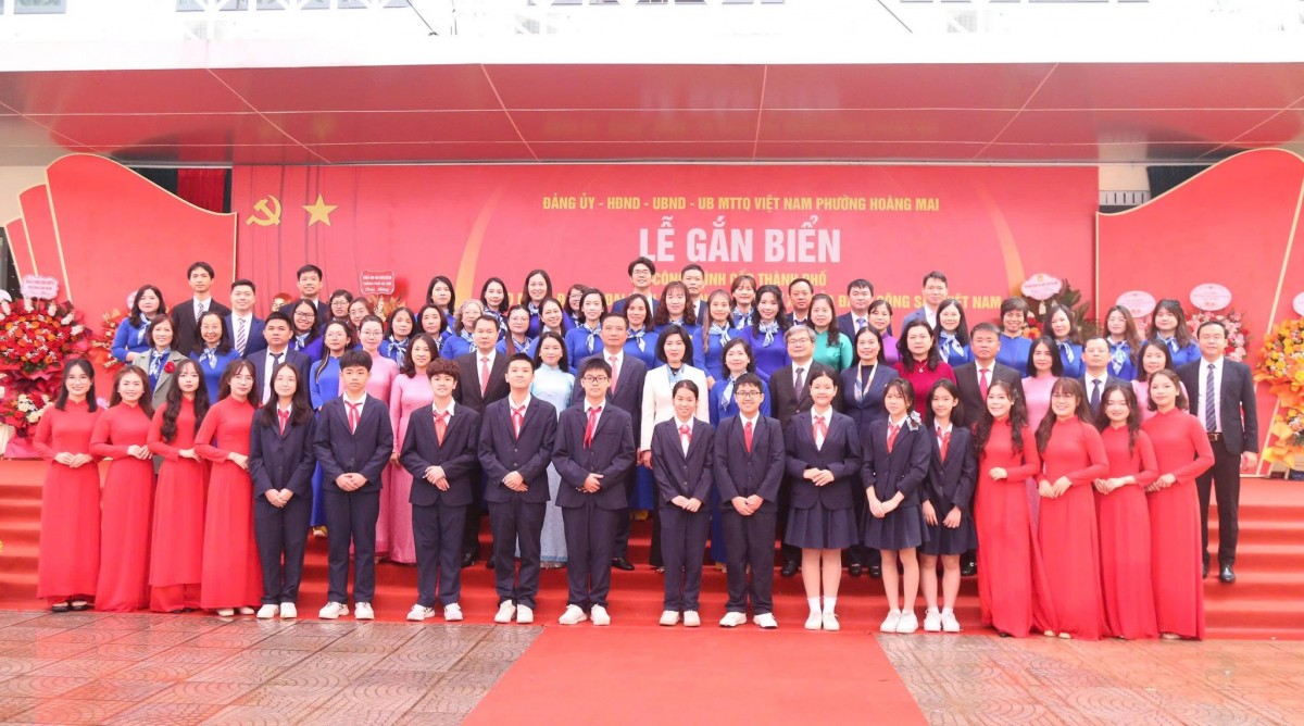 Hà Nội gắn biển công trình Trường THCS Hoàng Mai chào mừng Đại hội Đảng lần thứ XIV