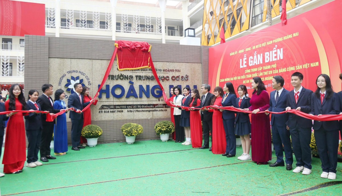 Hà Nội gắn biển công trình Trường THCS Hoàng Mai chào mừng Đại hội Đảng lần thứ XIV
