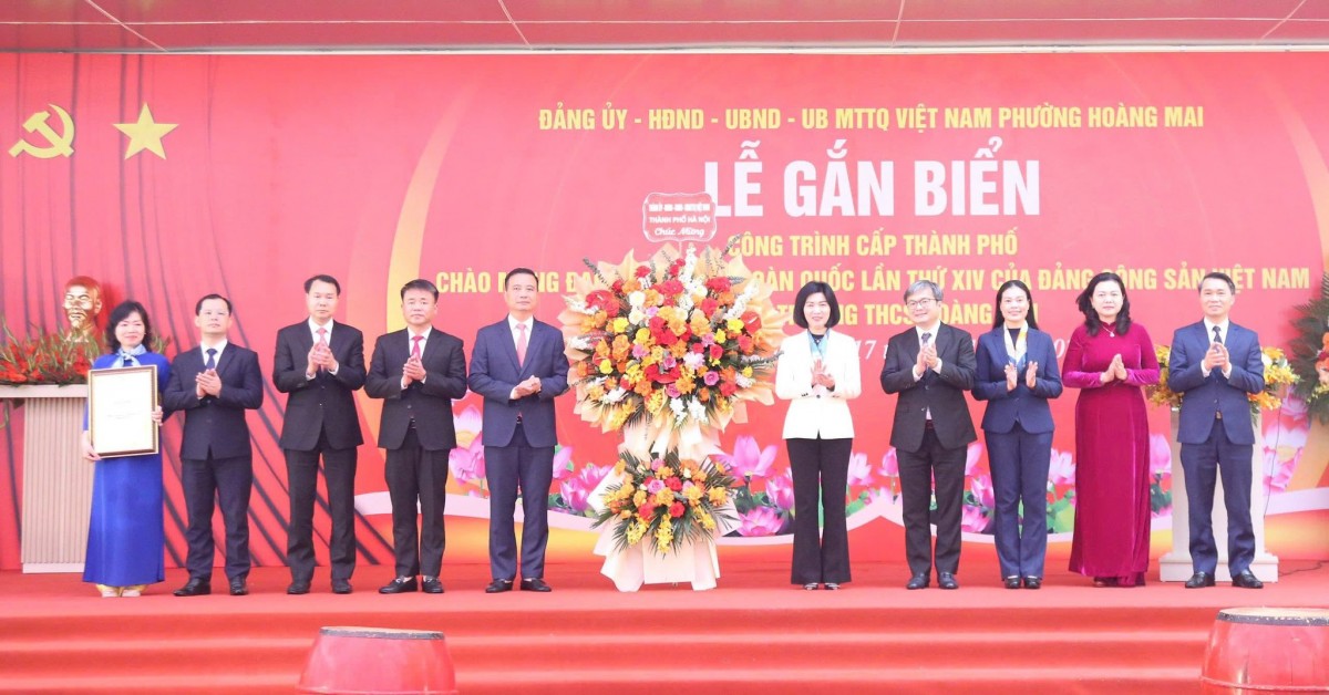 Hà Nội gắn biển công trình Trường THCS Hoàng Mai chào mừng Đại hội Đảng lần thứ XIV