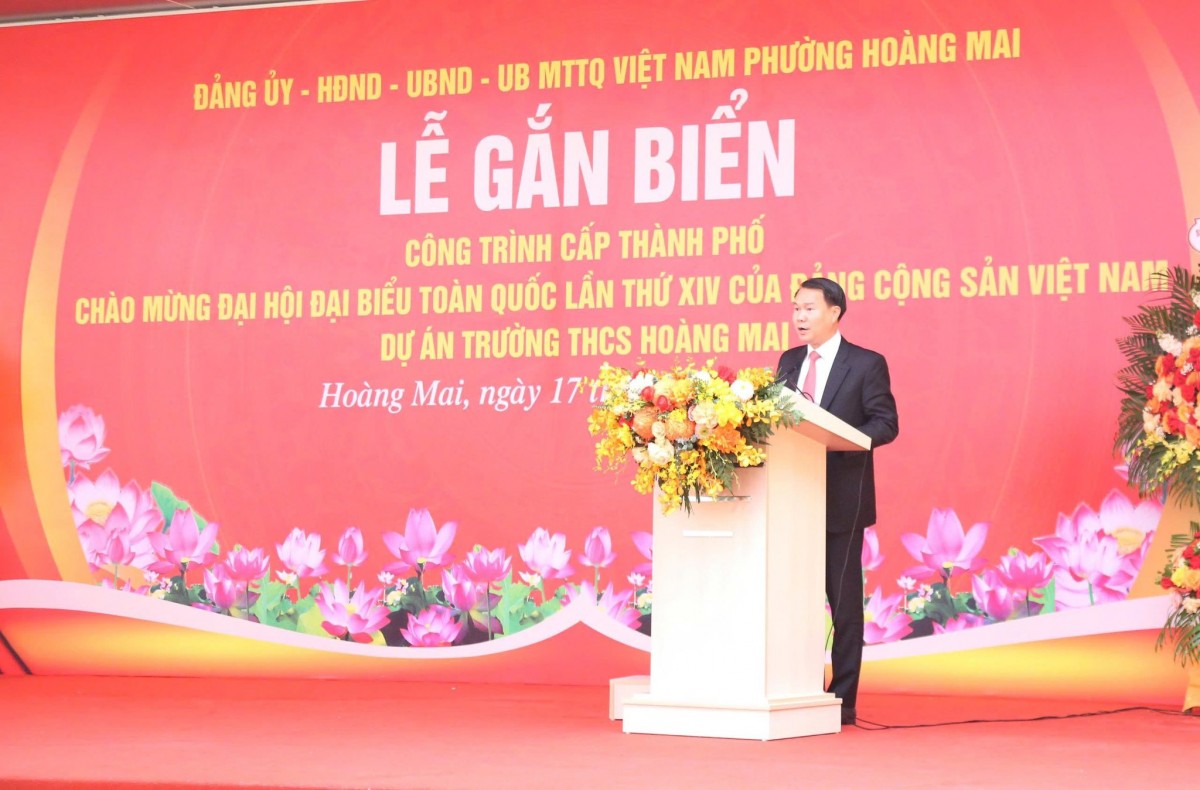 Hà Nội gắn biển công trình Trường THCS Hoàng Mai chào mừng Đại hội Đảng lần thứ XIV