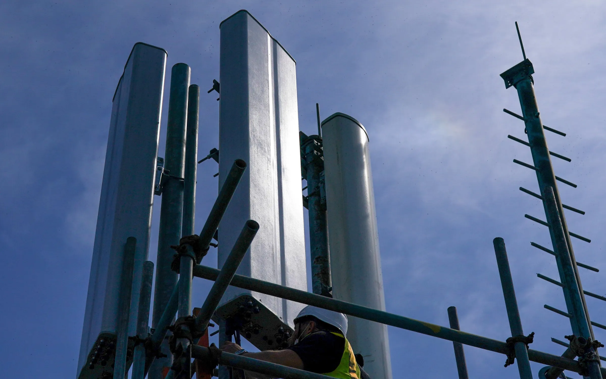 Một kỹ sư tại Hull, Vương Quốc Anh tháo dỡ thiết bị của Huawei trên trạm phát sóng 5G vào tháng 4/2021