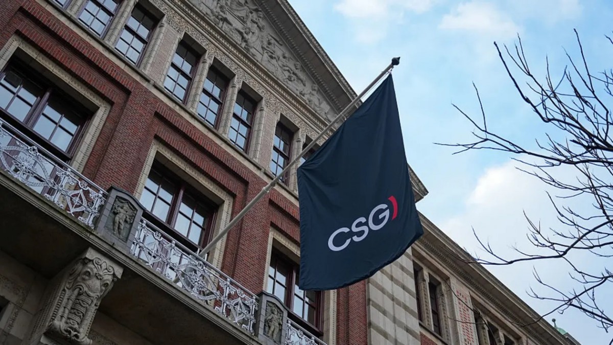 Lá cờ có logo của CSG NV trong quá trình niêm yết cổ phiếu công ty tại Euronext Amsterdam Lá cờ có logo của CSG NV trong quá trình niêm yết cổ phiếu công ty tại Euronext Amsterdam