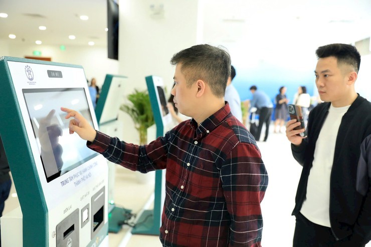 Người dân thực hiện thủ tục hành chính trên kiosk dịch vụ công tự động. Ảnh: Trung tâm phục vụ hành chính công thành phố Hà Nội