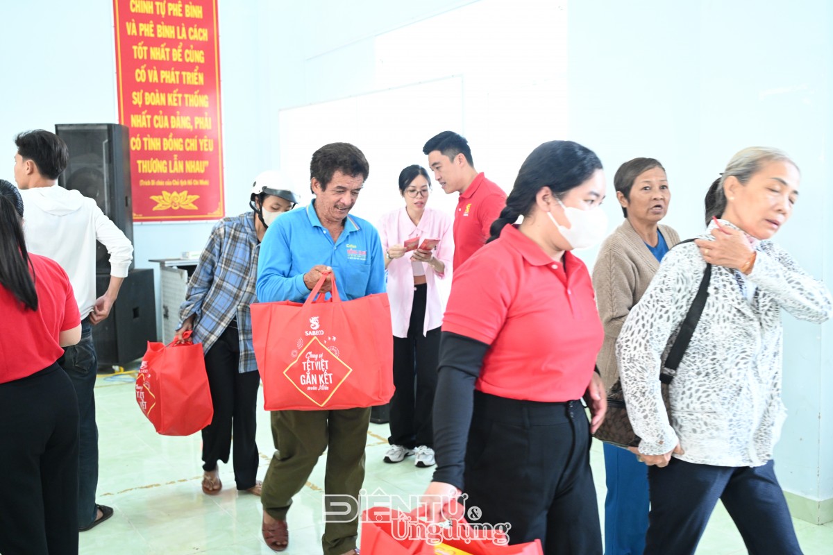 Sabeco trao tặng 300 phần quà cho người dân tỉnh Đồng Tháp Sabeco trao tặng 300 phần quà cho người dân tỉnh Đồng Tháp