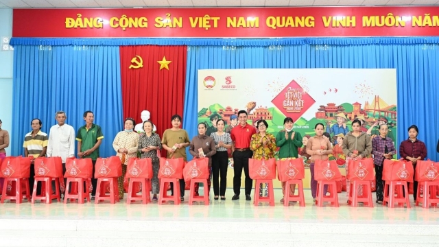 Sabeco trao tặng 300 phần quà Tết cho người dân tỉnh Đồng Tháp