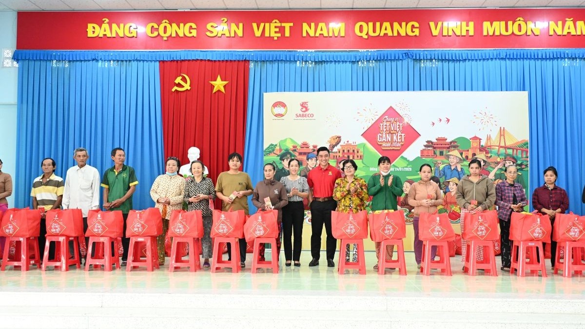 Sabeco trao tặng 300 phần quà Tết cho người dân tỉnh Đồng Tháp