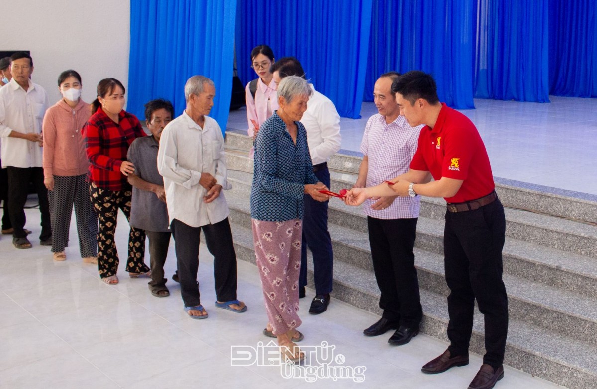 Sabeco trao tặng 300 phần quà cho người dân tỉnh Đồng Tháp Sabeco trao tặng 300 phần quà cho người dân tỉnh Đồng Tháp