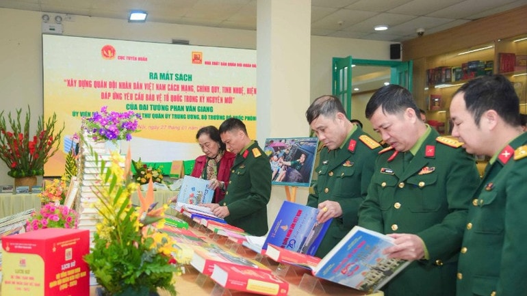 Các đại biểu tham quan không gian trưng bày sách. Các đại biểu tham quan không gian trưng bày sách.