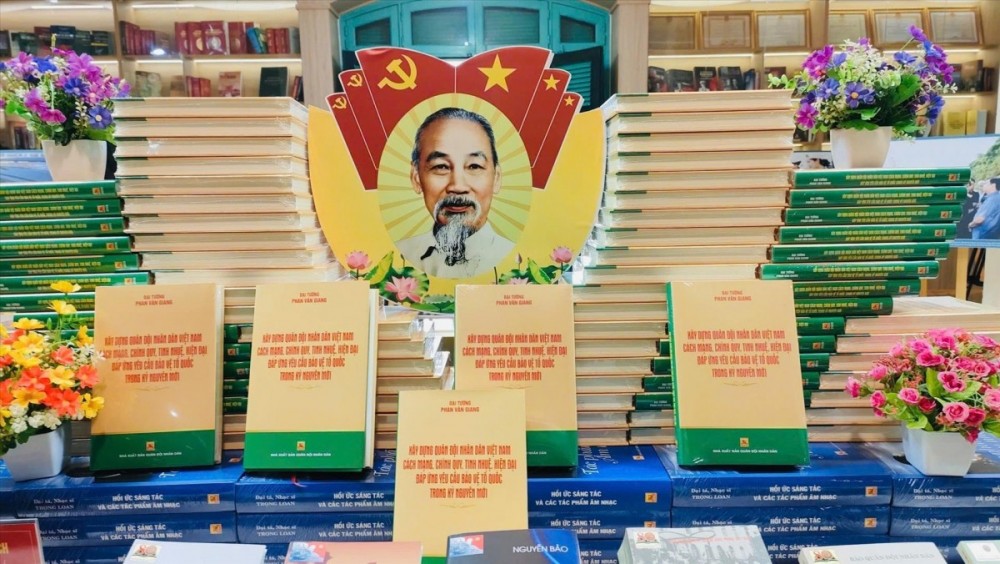 Cuốn sách của Đại tướng Phan Văn Giang, Ủy viên Bộ Chính trị, Phó Bí thư Quân ủy Trung ương, Bộ trưởng Bộ Quốc phòng. Ảnh: Hiền Hạnh - TTXVN Cuốn sách của Đại tướng Phan Văn Giang, Ủy viên Bộ Chính trị, Phó Bí thư Quân ủy Trung ương, Bộ trưởng Bộ Quốc phòng. Ảnh: Hiền Hạnh - TTXVN