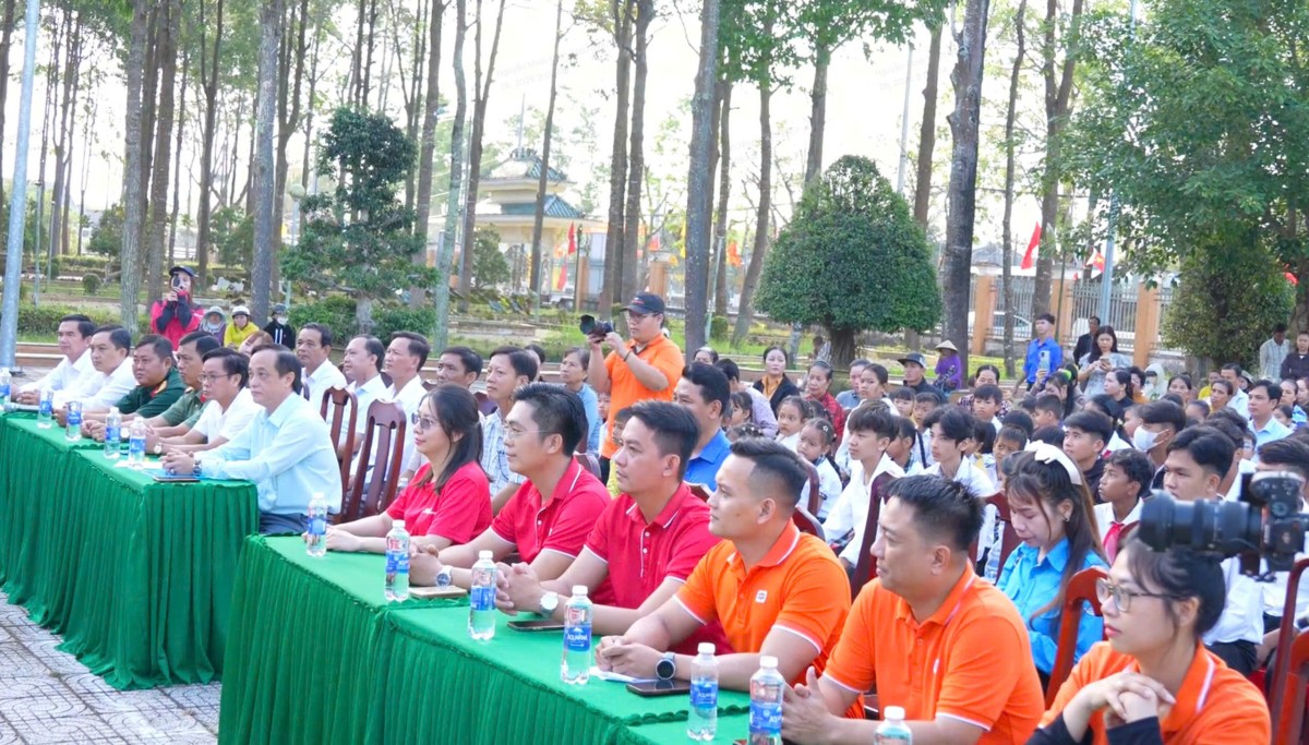 J&T Express phối hợp Trường Đại học FPT mang 'Xuân yêu thương' đến người yếu thế tại Cần Thơ