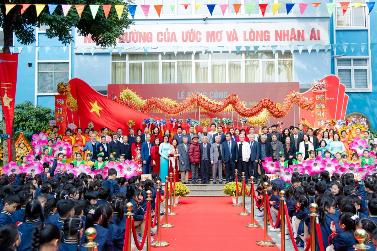 Trường Tiểu học Đoàn Thị Điểm được phong tặng danh hiệu Anh hùng Lao động