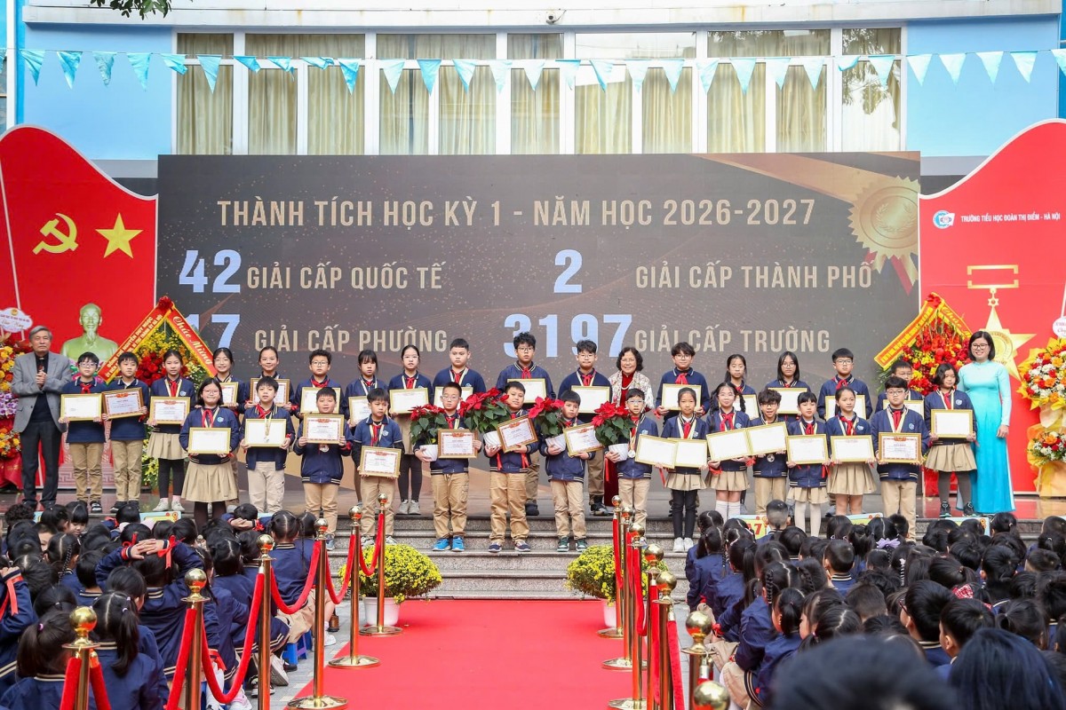 Trường Tiểu học Đoàn Thị Điểm được phong tặng danh hiệu Anh hùng Lao động