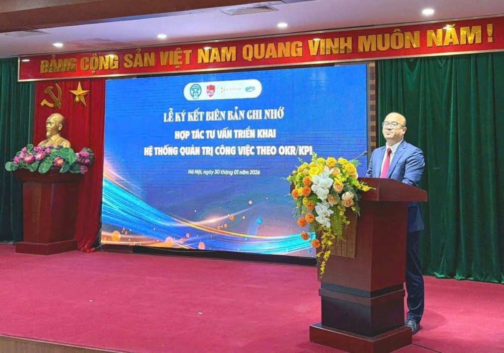 PGS. TS Nguyễn Trúc Lê, Bí thư Đảng ủy Trường Đại học Kinh tế (Đại học Quốc gia Hà Nội) phát biểu tại Lễ ký Biên bản ghi nhớ.