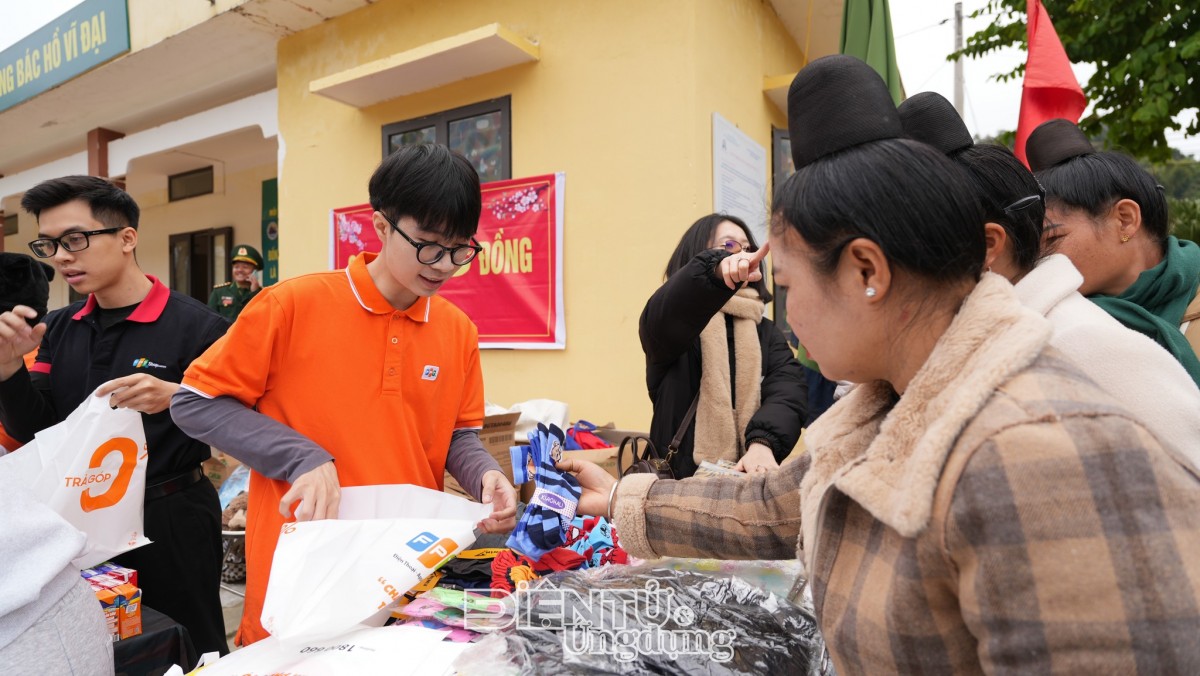 “Bật” Tết vùng biên