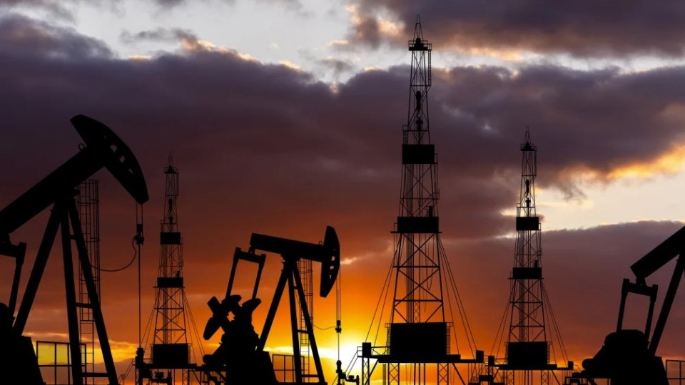 Giá dầu lao dốc hơn 4% sau tín hiệu đàm phán Mỹ - Iran, lo ngại nguồn cung hạ nhiệt