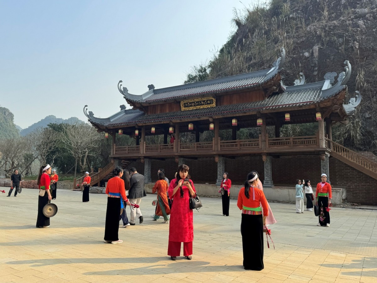 Hoàng Thùy Linh đắm chìm trong cảnh sắc tuyệt đẹp tại Ninh Bình