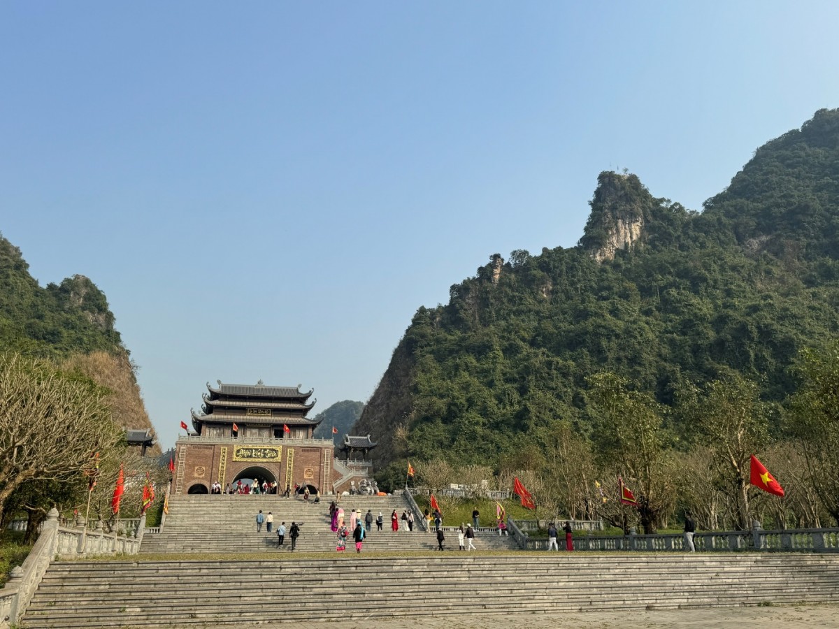 Hoàng Thùy Linh đắm chìm trong cảnh sắc tuyệt đẹp tại Ninh Bình