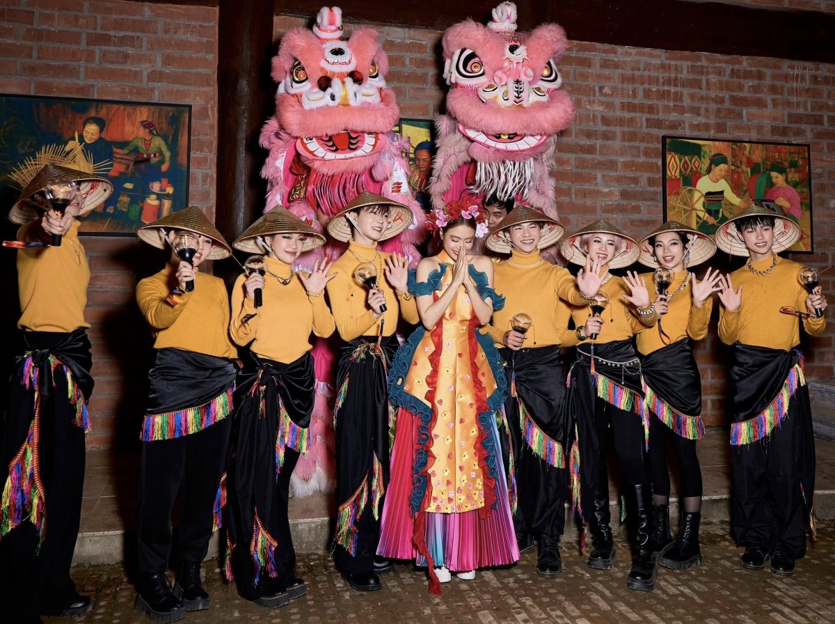 Hoàng Thùy Linh đắm chìm trong cảnh sắc tuyệt đẹp tại Ninh Bình