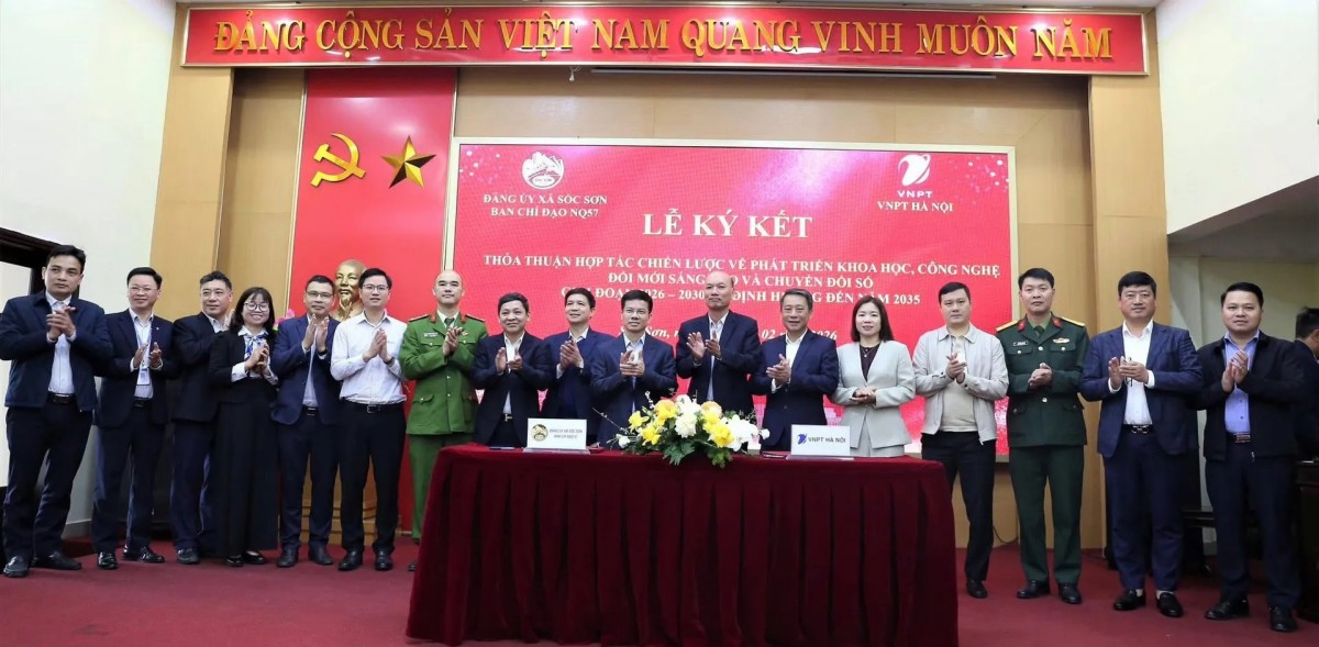 Đại diện lãnh đạo xã Sóc Sơn và VNPT Hà Nội ký kết thoả thuận hợp tác.