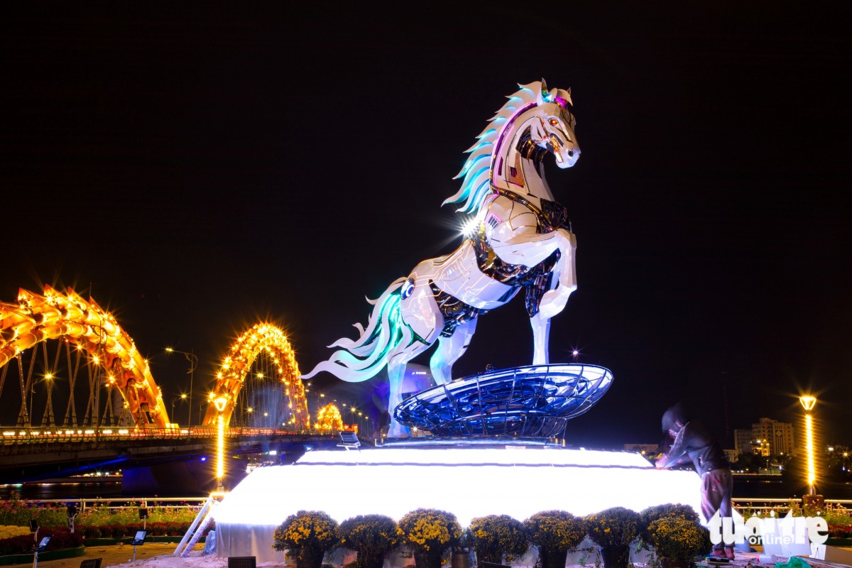 Linh vật “Kim mã 4.0” tại TP Đà Nẵng trong giai đoạn thử nghiệm lên đèn. (Ảnh: tuoitre.vn)