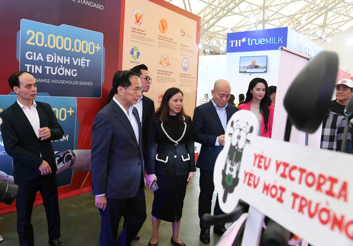 Phó Thủ tướng Bùi Thanh Sơn trải nghiệm Hội chợ Mùa Xuân 2026