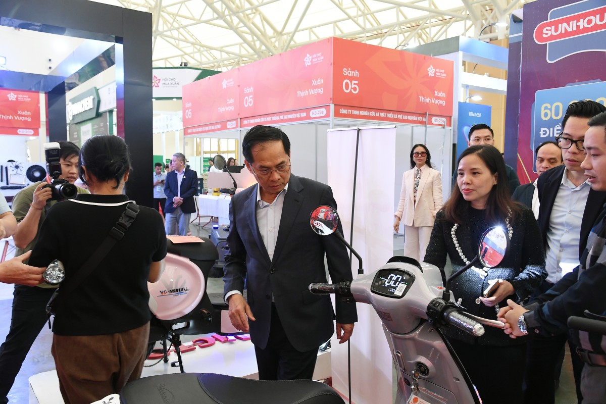 Phó Thủ tướng Bùi Thanh Sơn trải nghiệm Hội chợ Mùa Xuân 2026