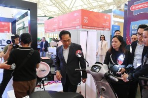 Phó Thủ tướng Bùi Thanh Sơn trải nghiệm Hội chợ Mùa Xuân 2026