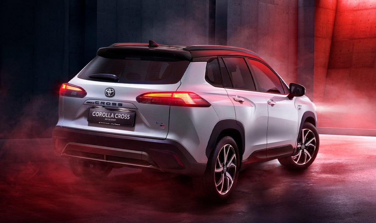 Toyota Corolla Cross HEV GR Sport 2026 nhìn từ phía sau. Nguồn ảnh: Toyota