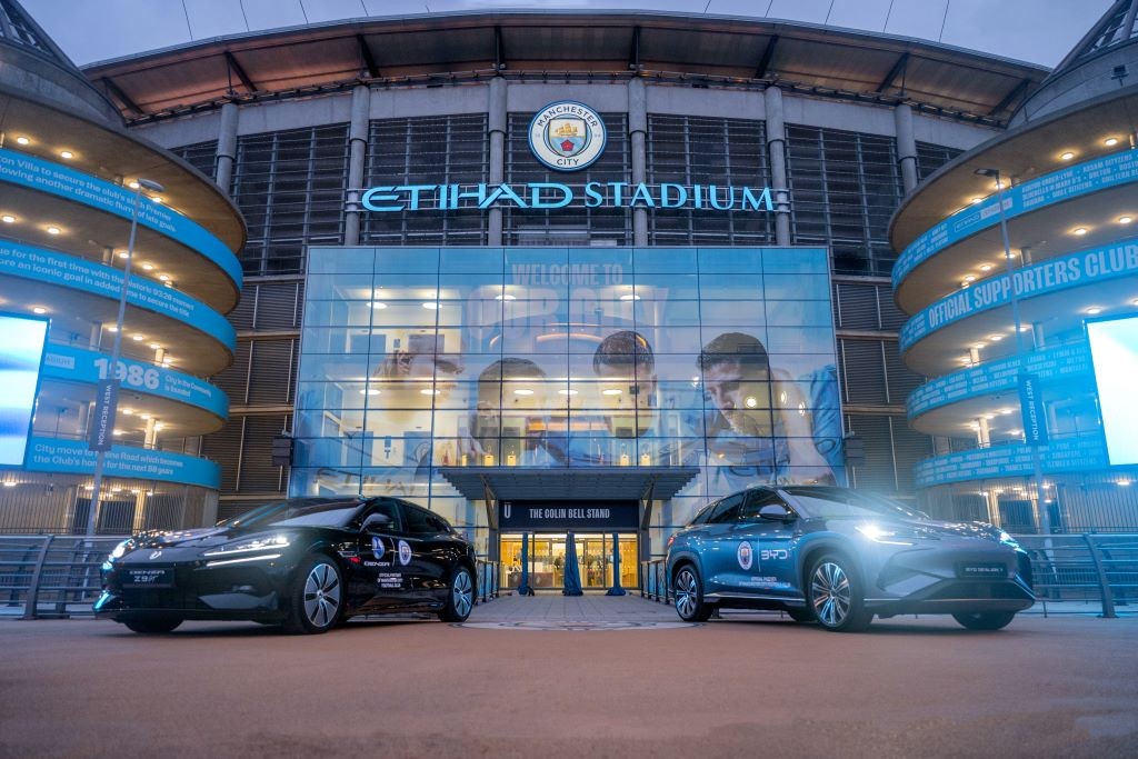 BYD cung cấp xe điện cho Manchester City, logo xuất hiện trên áo tập