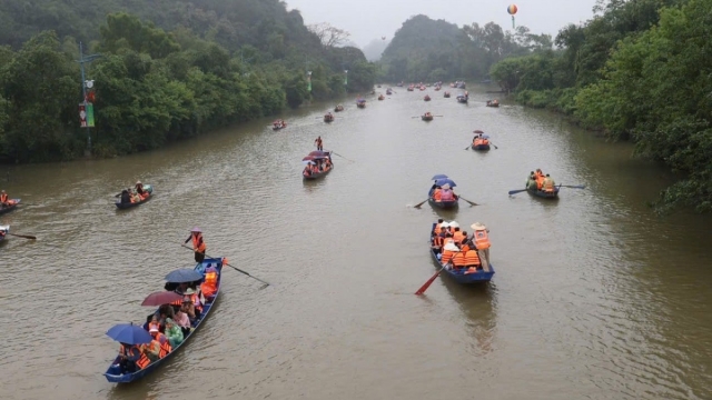 Đình chỉ hai lái đò Lễ hội chùa Hương vì vòi tiền, tự ý ghép khách