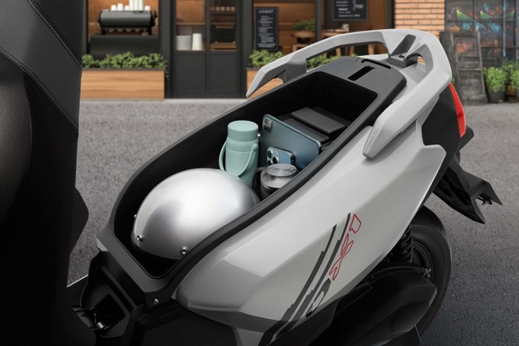 GPX DX1 2026 sở hữu khoang chứa đồ dưới yên dung tích 20 lít. Nguồn ảnh: GPX