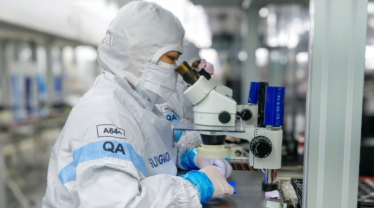 Người công nhân sản xuất trong nhà máy phục vụ cho chuỗi sản xuất có ứng dụng chip bán dẫn tại NVIDIA Việt Nam. Ảnh: Tuổi trẻ