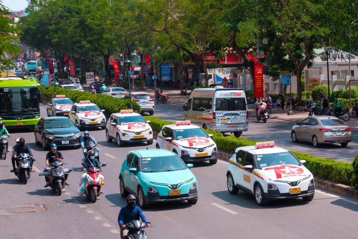 Hà Nội đặt mục tiêu đến năm 2030 chuyển 100% taxi sang xe điện. Hà Nội đặt mục tiêu đến năm 2030 chuyển 100% taxi sang xe điện.