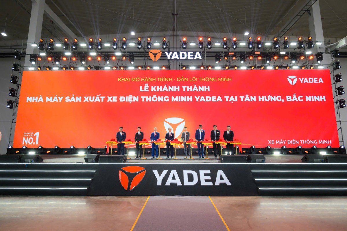 Đại biểu cắt băng khánh thành Nhà máy.