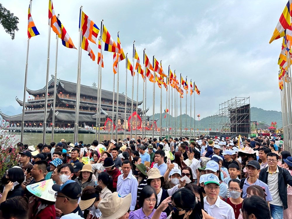 'Bình minh cõi Phật - Tam Chúc khai Xuân'