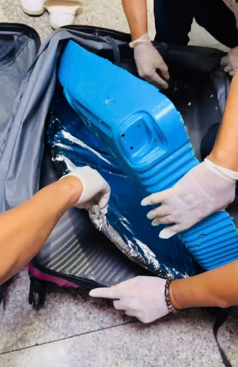 Bắt giữ 4,5 kg cocain từ Nam Mỹ quá cảnh qua Tân Sơn Nhất