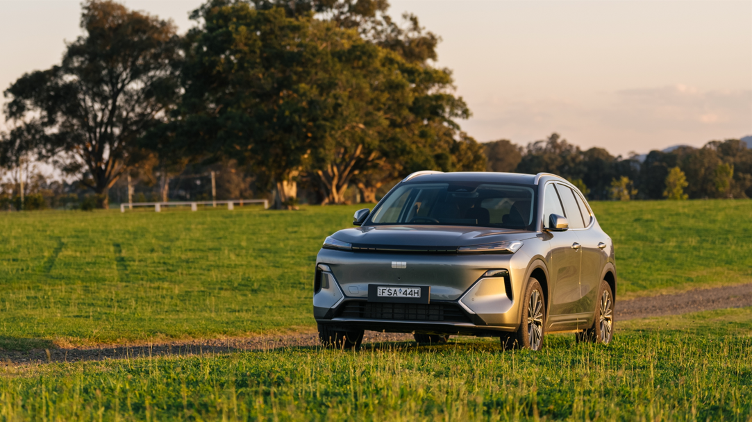 Geely Việt Nam nhận đặt cọc EX5 EM-i: chạy thuần điện 200km, ăn xăng ngang xe máy