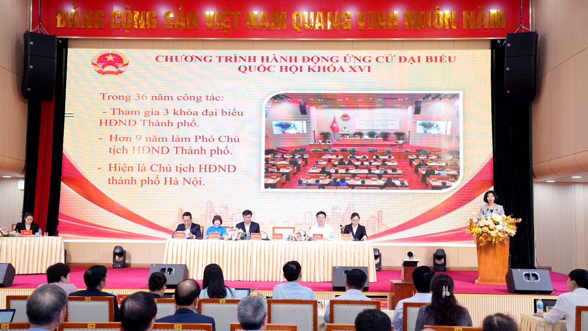 Chủ tịch HĐND TP.HN Phùng Thị Hồng Hà và các ứng cử viên ĐBQH tiếp xúc cử tri, vận động bầu cử