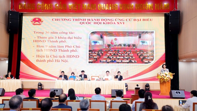 Chủ tịch HĐND TP.HN Phùng Thị Hồng Hà và các ứng cử viên ĐBQH tiếp xúc cử tri, vận động bầu cử