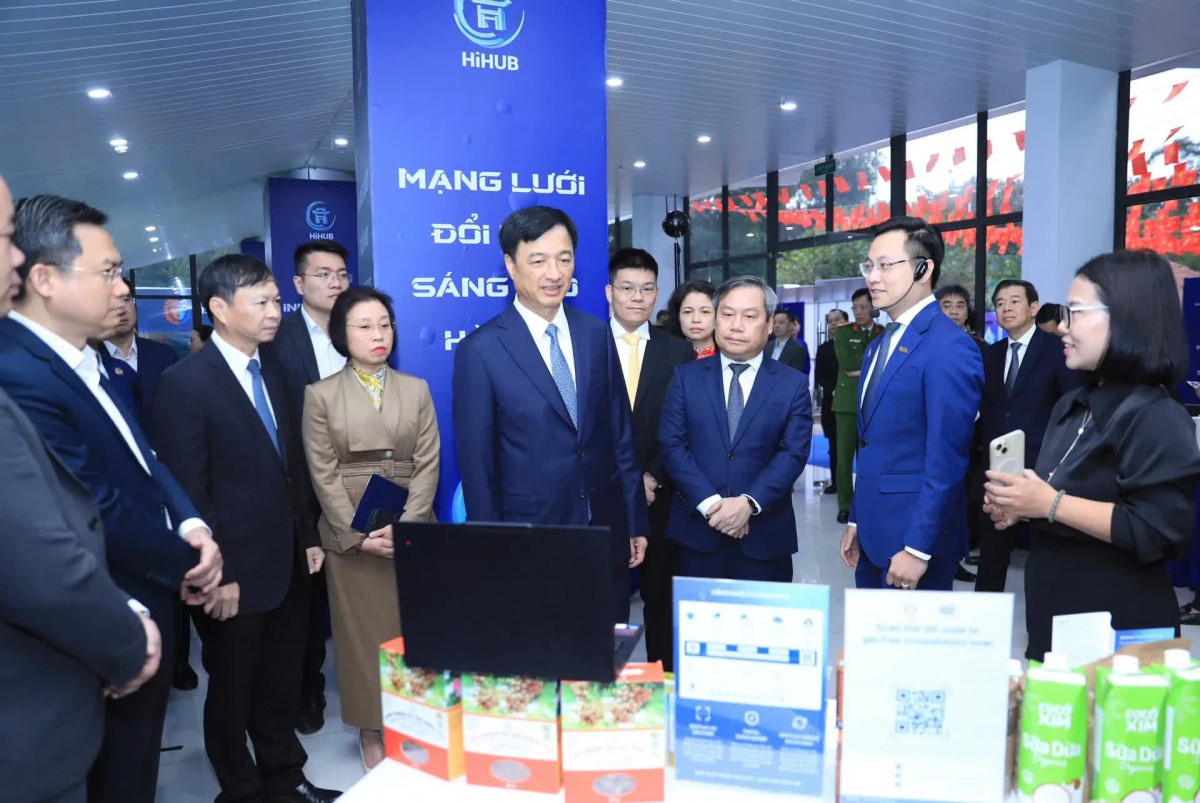 Bí thư Thành ủy Hà Nội Nguyễn Duy Ngọc giải pháp, mô hình, sản phẩm công nghệ tiêu biểu, thể hiện tinh thần đổi mới sáng tạo, chuyển đổi số và khát vọng phát triển bền vững của Thủ đô. Bí thư Thành ủy Hà Nội Nguyễn Duy Ngọc giải pháp, mô hình, sản phẩm công nghệ tiêu biểu, thể hiện tinh thần đổi mới sáng tạo, chuyển đổi số và khát vọng phát triển bền vững của Thủ đô.