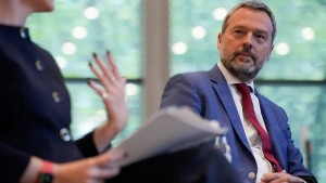 Giá dầu leo thang, ngân hàng trung ương toàn cầu đứng trước bài toán lạm phát