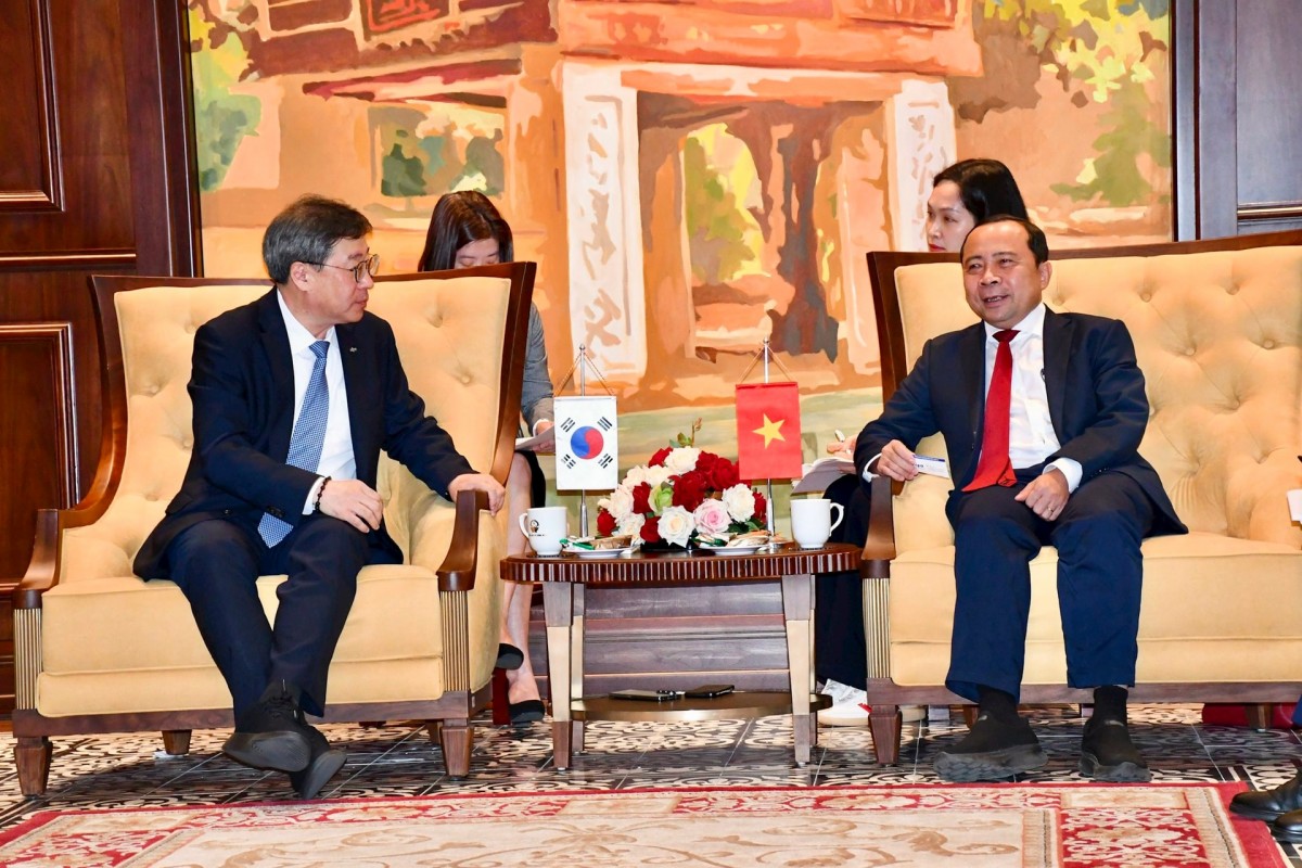 Thứ trưởng Thường trực Bộ KH&CN Vũ Hải Quân tiếp và làm việc với ông Park Yunkyu - Chủ tịch Cơ quan Xúc tiến Công nghiệp CNTT Quốc gia Hàn Quốc (NIPA). Thứ trưởng Thường trực Bộ KH&CN Vũ Hải Quân tiếp và làm việc với ông Park Yunkyu - Chủ tịch Cơ quan Xúc tiến Công nghiệp CNTT Quốc gia Hàn Quốc (NIPA).