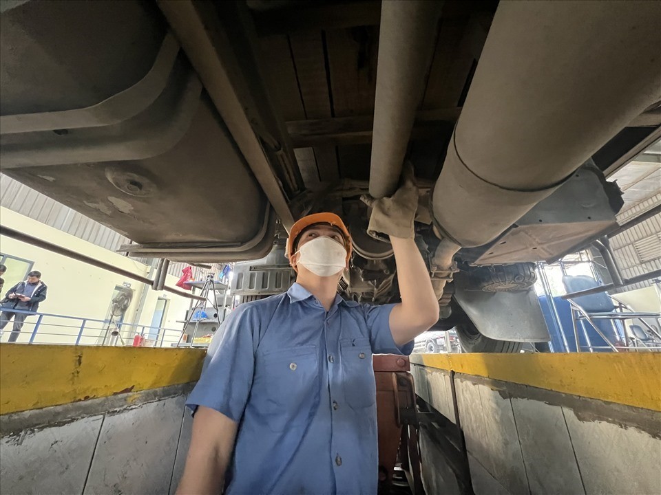 Đạp thốc chân ga kiểm tra khí thải: Nỗi lo hỏng động cơ khi đăng kiểm viên “ép” vòng tua cực đại