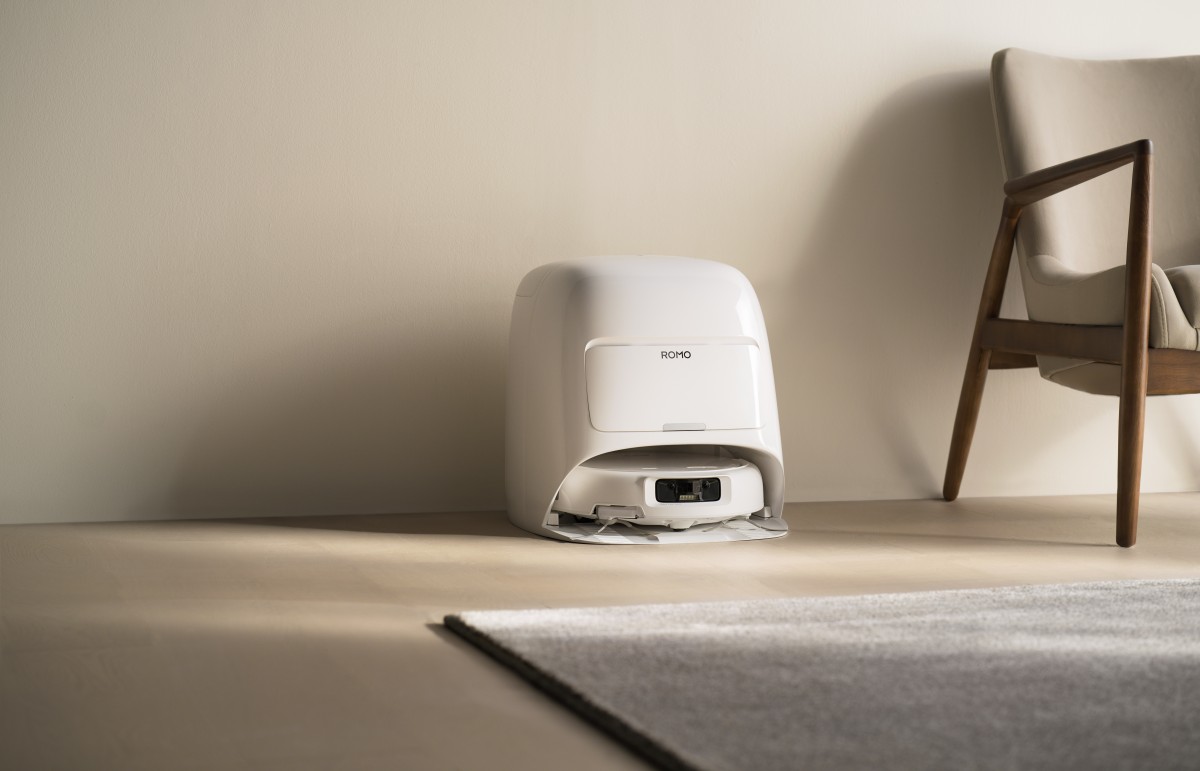 DJI Romo đi kèm dock sạc thông minh tích hợp nhiều chức năng tự động. Ảnh: DJI