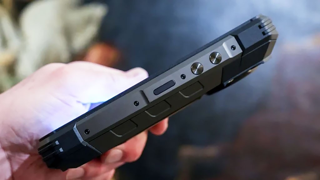 Oukitel WP63 có độ dày lên tới khoảng 27 mm. Ảnh: Oukitel