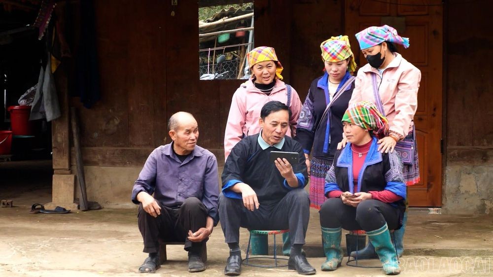 Người dân vùng sâu, vùng xa Lào Cai theo dõi thông tin bầu cử trên điện thoại thông minh. (Ảnh: baolaocai.vn)