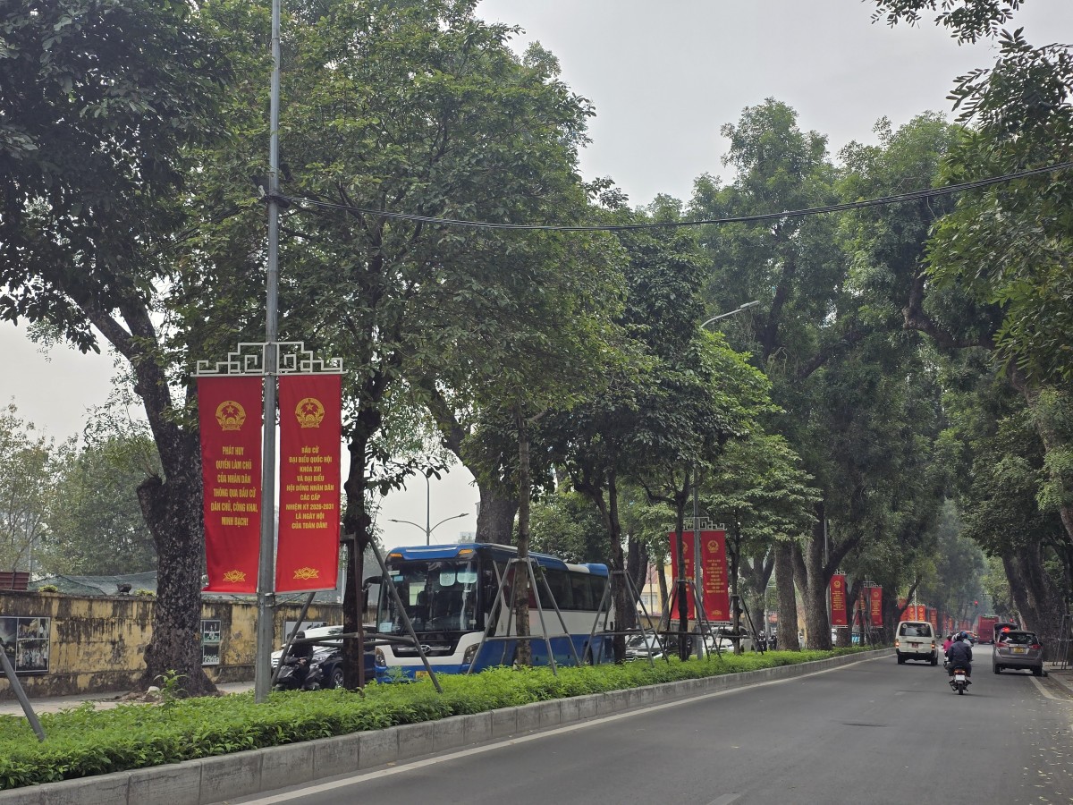 Hà Nội trang hoàng rực rỡ trước ngày hội lớn của toàn dân 15/3