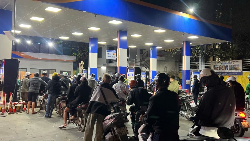 Xử lý nghiêm các hành vi đầu cơ, găm hàng, buôn lậu xăng dầu xuyên biên giới